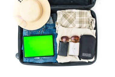 Seyahat geçmişi. Kumaş örtüsü, şapka ve pasaport ile birlikte valizi aç. Yüksek kalite fotoğraf. Kadının elleri beyaz arka planda yolculuk için bavul hazırlıyor. Seyahat hazırlıkları.