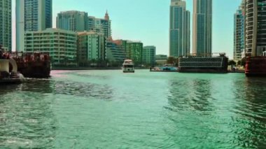 Ufuk çizgisi zaman atlamalı Dubai Marina. Lüks ve ünlü Jumeirah plaj cephesi gündoğumunda, Birleşik Arap Emirlikleri. Yüksek kalite 4k görüntü