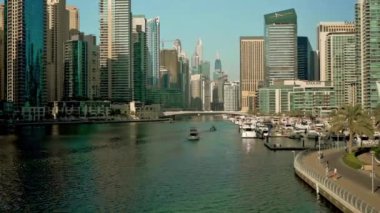 Ufuk çizgisi zaman atlamalı Dubai Marina. Lüks ve ünlü Jumeirah plaj cephesi gündoğumunda, Birleşik Arap Emirlikleri. Yüksek kalite 4k görüntü