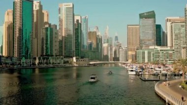 Ufuk çizgisi zaman atlamalı Dubai Marina. Lüks ve ünlü Jumeirah plaj cephesi gündoğumunda, Birleşik Arap Emirlikleri. Yüksek kalite 4k görüntü
