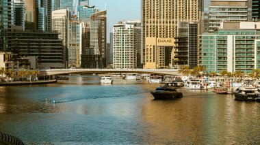 Gündüzleri Dubai ufuk çizgisini görmek, suyun koyu rengine göre güzel bir kontrastla Dünya 'yı ısıtmak. Yüksek kalite fotoğraf