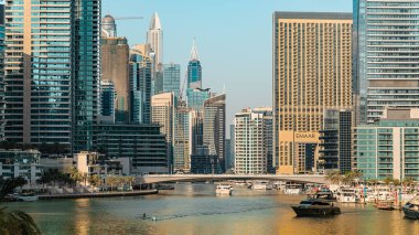 Gündüzleri Dubai ufuk çizgisini görmek, suyun koyu rengine göre güzel bir kontrastla Dünya 'yı ısıtmak. Yüksek kalite fotoğraf