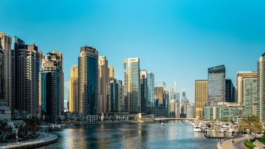 Gündüzleri Dubai ufuk çizgisini görmek, suyun koyu rengine göre güzel bir kontrastla Dünya 'yı ısıtmak. Yüksek kalite fotoğraf