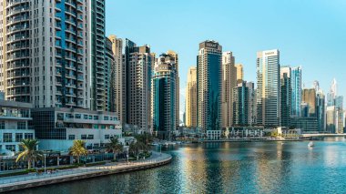 Gündüzleri Dubai ufuk çizgisini görmek, suyun koyu rengine göre güzel bir kontrastla Dünya 'yı ısıtmak. Yüksek kalite fotoğraf