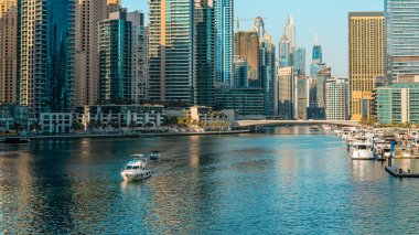 Gündüzleri Dubai ufuk çizgisini görmek, suyun koyu rengine göre güzel bir kontrastla Dünya 'yı ısıtmak. Yüksek kalite fotoğraf