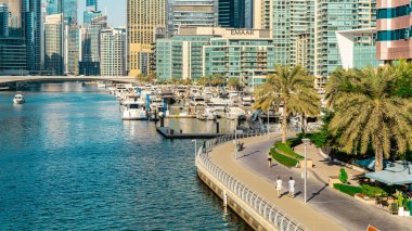 Gündüzleri Dubai ufuk çizgisini görmek, suyun koyu rengine göre güzel bir kontrastla Dünya 'yı ısıtmak. Yüksek kalite fotoğraf