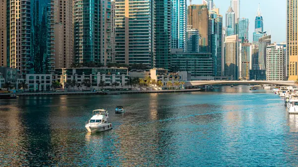 Gündüzleri Dubai ufuk çizgisini görmek, suyun koyu rengine göre güzel bir kontrastla Dünya 'yı ısıtmak. Yüksek kalite fotoğraf