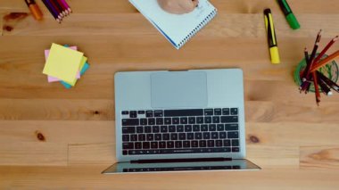 Boş ekranlı modern dizüstü bilgisayarın üst görünümü, boşluğu kopyala