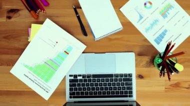 Boş ekran ve not defteriyle ofis masasındaki masada..