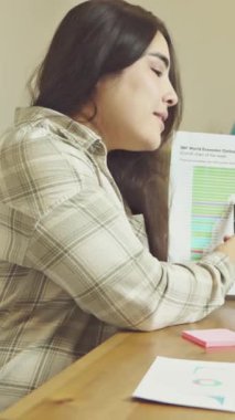 Kitap okuyan genç bir kadın.