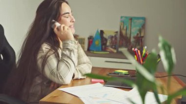 Ofiste belgeli genç bir kadın oturuyor..