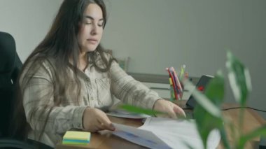 Bilgisayarda Çalışan Kadın