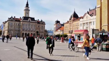  Novi Sad şehir merkezi, Sırbistan 'ın Voyvodina kentinde bulunan Mary Church ve Novi Sad belediyesinin etrafında yer alıyor. Yüksek kalite 4k görüntü