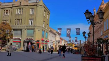  Novi Sad şehir merkezi, Sırbistan 'ın Voyvodina kentinde bulunan Mary Church ve Novi Sad belediyesinin etrafında yer alıyor. Yüksek kalite 4k görüntü
