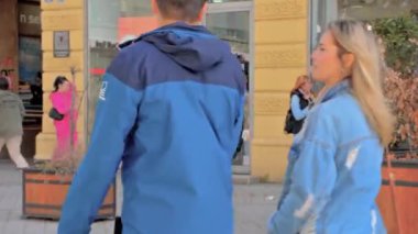 Novi Sad, Sırbistan - 10162024: Gündüzleri kalabalık bir sokakta sokak müzisyenleri çalıyor. Yüksek kalite 4k görüntü