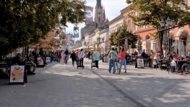  Novi Sad şehir merkezi, Sırbistan 'ın Voyvodina kentinde bulunan Mary Church ve Novi Sad belediyesinin etrafında yer alıyor. Yüksek kalite 4k görüntü