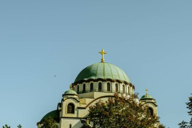 Belgrad, Sırbistan - 10162024: Saint Sava 'nın açık hava tapınağı, insanlar bir Ortodoks kilisesinde, tavanda ve kilisenin duvarlarında freskler görüyor. Yüksek kalite fotoğraf