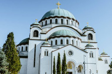 Belgrad, Sırbistan - 10162024: Saint Sava 'nın açık hava tapınağı, insanlar bir Ortodoks kilisesinde, tavanda ve kilisenin duvarlarında freskler görüyor. Yüksek kalite fotoğraf