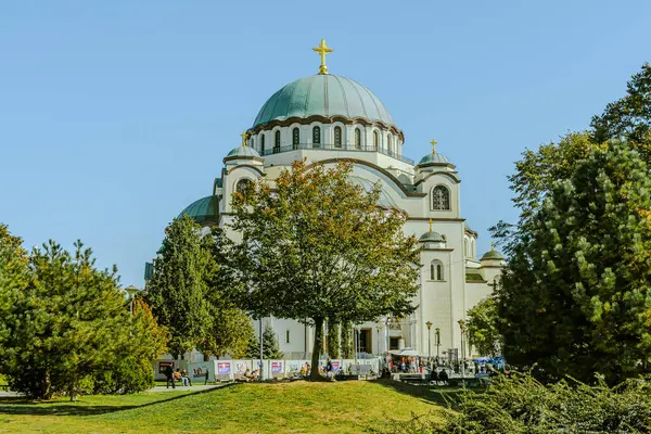 Belgrad, Sırbistan - 10162024: Saint Sava 'nın açık hava tapınağı, insanlar bir Ortodoks kilisesinde, tavanda ve kilisenin duvarlarında freskler görüyor. Yüksek kalite fotoğraf