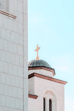 Belgrad, Sırbistan - 10162024: Saint Sava Tapınağı 'nın iç mekanları, insanlar bir Ortodoks kilisesinde, kilisenin tavanı ve duvarlarında freskler görüyor. Yüksek kalite fotoğraf