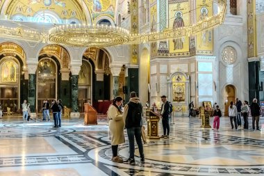 Belgrad, Sırbistan - 10162024: Saint Sava Tapınağı 'nın iç mekanları, insanlar bir Ortodoks kilisesinde, kilisenin tavanı ve duvarlarında freskler görüyor. Yüksek kalite fotoğraf