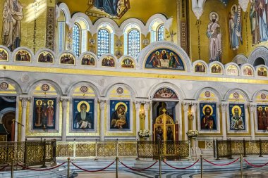 Belgrad, Sırbistan - 10162024: Saint Sava Tapınağı 'nın iç mekanları, insanlar bir Ortodoks kilisesinde, kilisenin tavanı ve duvarlarında freskler görüyor. Yüksek kalite fotoğraf