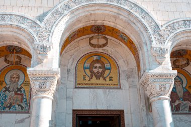 Belgrad, Sırbistan - 10162024: Saint Sava Tapınağı 'nın iç mekanları, insanlar bir Ortodoks kilisesinde, kilisenin tavanı ve duvarlarında freskler görüyor. Yüksek kalite fotoğraf