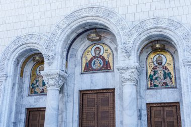 Belgrad, Sırbistan - 10162024: Saint Sava Tapınağı 'nın iç mekanları, insanlar bir Ortodoks kilisesinde, kilisenin tavanı ve duvarlarında freskler görüyor. Yüksek kalite fotoğraf