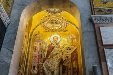Belgrad, Sırbistan - 10162024: Saint Sava Tapınağı 'nın iç mekanları, insanlar bir Ortodoks kilisesinde, kilisenin tavanı ve duvarlarında freskler görüyor. Yüksek kalite fotoğraf