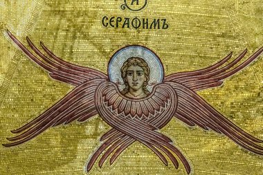 Belgrad, Sırbistan - 10162024: Saint Sava Tapınağı 'nın iç mekanları, insanlar bir Ortodoks kilisesinde, kilisenin tavanı ve duvarlarında freskler görüyor. Yüksek kalite fotoğraf