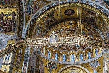 Belgrad, Sırbistan - 10162024: Saint Sava Tapınağı 'nın iç mekanları, insanlar bir Ortodoks kilisesinde, kilisenin tavanı ve duvarlarında freskler görüyor. Yüksek kalite fotoğraf