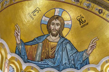 Belgrad, Sırbistan - 10162024: Saint Sava Tapınağı 'nın iç mekanları, insanlar bir Ortodoks kilisesinde, kilisenin tavanı ve duvarlarında freskler görüyor. Yüksek kalite fotoğraf
