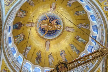 Belgrad, Sırbistan - 10162024: Saint Sava Tapınağı 'nın iç mekanları, insanlar bir Ortodoks kilisesinde, kilisenin tavanı ve duvarlarında freskler görüyor. Yüksek kalite fotoğraf
