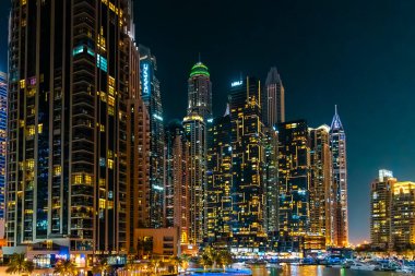 Dubai Marina gökdelenleri, seyir gemileri ve lüks şehir Dubai 'de gezinti güvertesi, Birleşik Arap Emirlikleri. Yüksek kalite fotoğraf