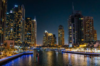 Dubai Marina gökdelenleri, seyir gemileri ve lüks şehir Dubai 'de gezinti güvertesi, Birleşik Arap Emirlikleri. Yüksek kalite fotoğraf