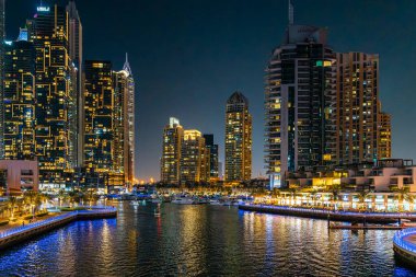 Dubai Marina gökdelenleri, seyir gemileri ve lüks şehir Dubai 'de gezinti güvertesi, Birleşik Arap Emirlikleri. Yüksek kalite fotoğraf