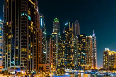 Dubai Marina gökdelenleri, seyir gemileri ve lüks şehir Dubai 'de gezinti güvertesi, Birleşik Arap Emirlikleri. Yüksek kalite fotoğraf