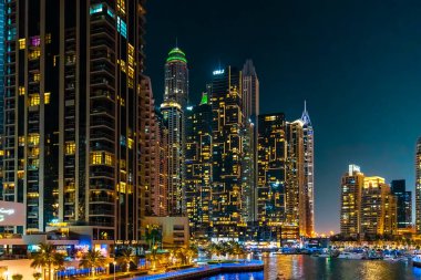 Dubai Marina gökdelenleri, seyir gemileri ve lüks şehir Dubai 'de gezinti güvertesi, Birleşik Arap Emirlikleri. Yüksek kalite fotoğraf