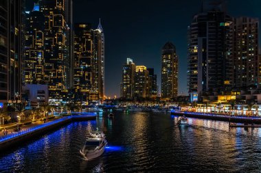 Dubai Marina gökdelenleri, seyir gemileri ve lüks şehir Dubai 'de gezinti güvertesi, Birleşik Arap Emirlikleri. Yüksek kalite fotoğraf
