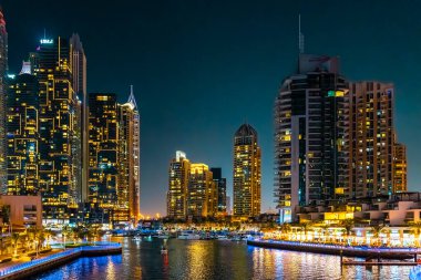 Dubai Marina gökdelenleri, seyir gemileri ve lüks şehir Dubai 'de gezinti güvertesi, Birleşik Arap Emirlikleri. Yüksek kalite fotoğraf