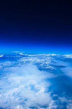 Yeşil zeminin üstündeki uçak penceresinden hava görüntüsü. Güneşin doğuşunda güzel bulutların olduğu uçak penceresinden bak. Dünya ve gökyüzü bir uçağın penceresinden görüldüğü gibi. Yüksek kalite fotoğraf