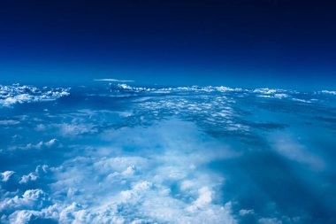 Yeşil zeminin üstündeki uçak penceresinden hava görüntüsü. Güneşin doğuşunda güzel bulutların olduğu uçak penceresinden bak. Dünya ve gökyüzü bir uçağın penceresinden görüldüğü gibi. Yüksek kalite fotoğraf
