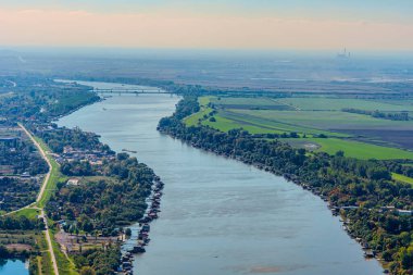 Tarlaları, göleti ve Tuna nehri olan vadi manzarası. Yüksek kalite fotoğraf