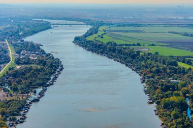 Tarlaları, göleti ve Tuna nehri olan vadi manzarası. Yüksek kalite fotoğraf
