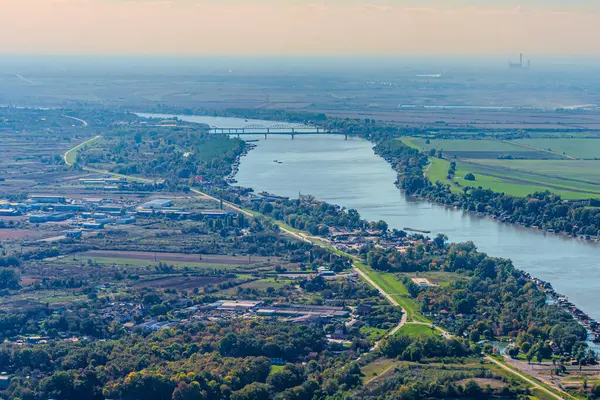 Tarlaları, göleti ve Tuna nehri olan vadi manzarası. Yüksek kalite fotoğraf