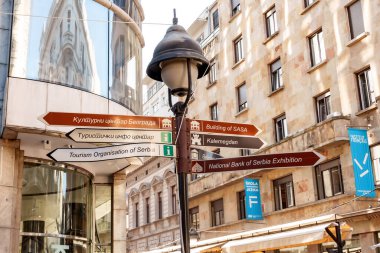 Kalabalık kalabalıklar kavşaktaki kalabalık yaya geçidinde yürüyorlar. Yüksek kalite fotoğraf