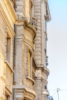 Sırbistan 'ın Belgrad kentinde açık mavi gökyüzüne karşı klasik mimarisi olan zarif bir köşe binası. Şehir tasarımı, seyahat ve tarihi içerik için mükemmel. Yüksek kalite fotoğraf