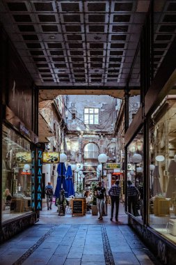 Kalabalık kalabalıklar kavşaktaki kalabalık yaya geçidinde yürüyorlar. Yüksek kalite fotoğraf