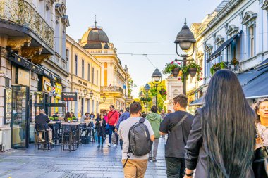 Kalabalık kalabalıklar kavşaktaki kalabalık yaya geçidinde yürüyorlar. Yüksek kalite fotoğraf