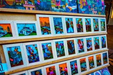 Gün batımında şehrin güzel manzarası. Yüksek kaliteli fotoğraf, Tuna Nehri arka planda yüksek ağaçların kayan tepelerle buluştuğu bir manzaranın içinde kıvrılır. Gökyüzü 